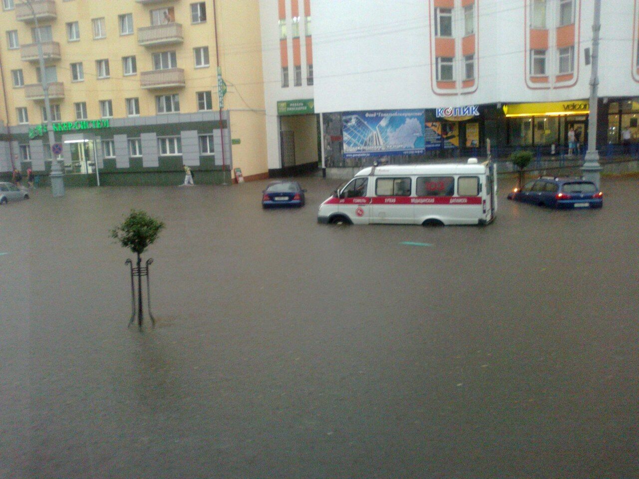 Потоп в Беларуси: людей спасали из автобусов на лодках