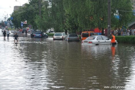 Луцк затопило: на улицах по метру воды
