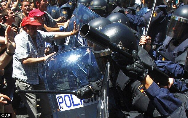 Митингующие в Испании закидали полицейских камнями