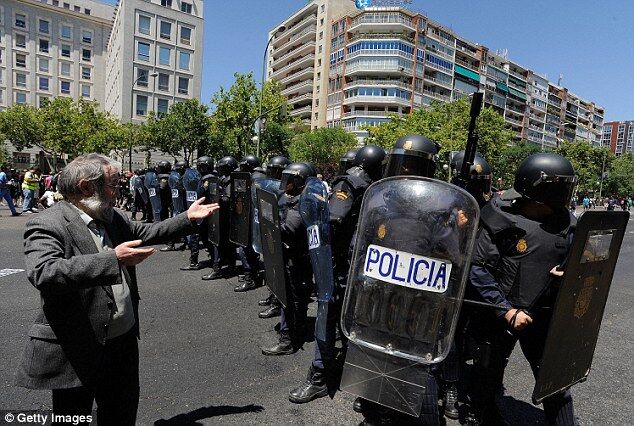 Митингующие в Испании закидали полицейских камнями