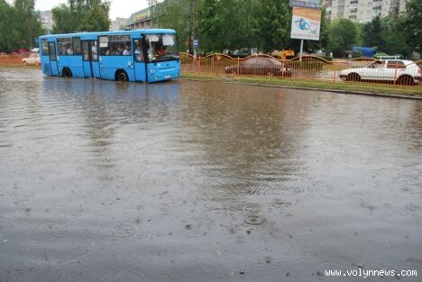 Луцк затопило: на улицах по метру воды