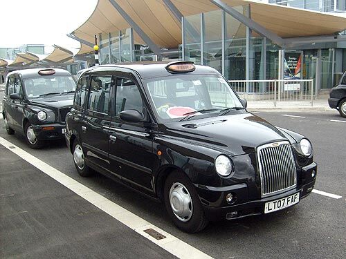 В Украине появились легендарные лондонские кэбы-такси. Фото