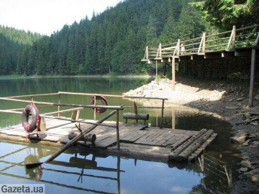 Самое большое озеро в Карпатах заметно обмелело