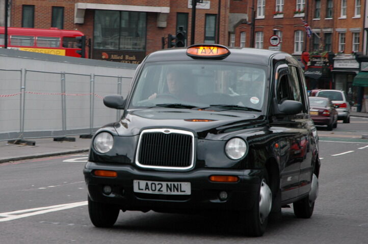 В Украине появились легендарные лондонские кэбы-такси. Фото