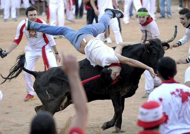 Праздничные бега быков в Испании: десятки пострадавших