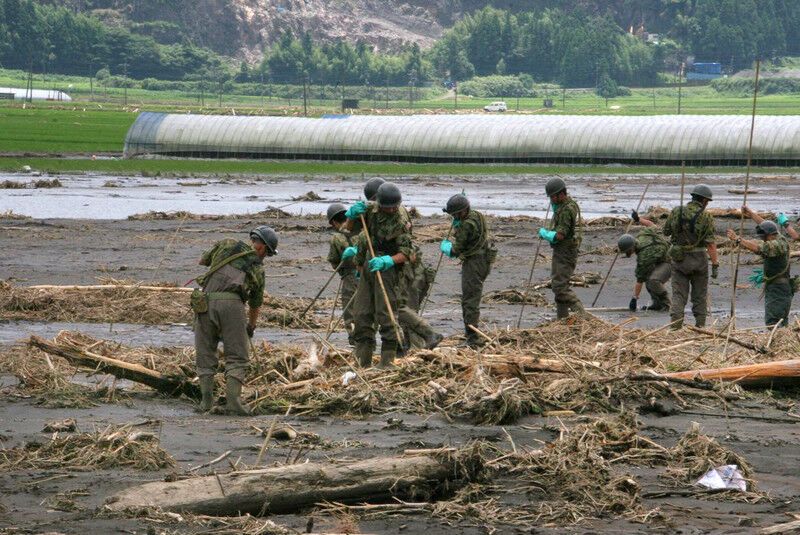 Постраждалим від повені в Японії допомагають з повітря
