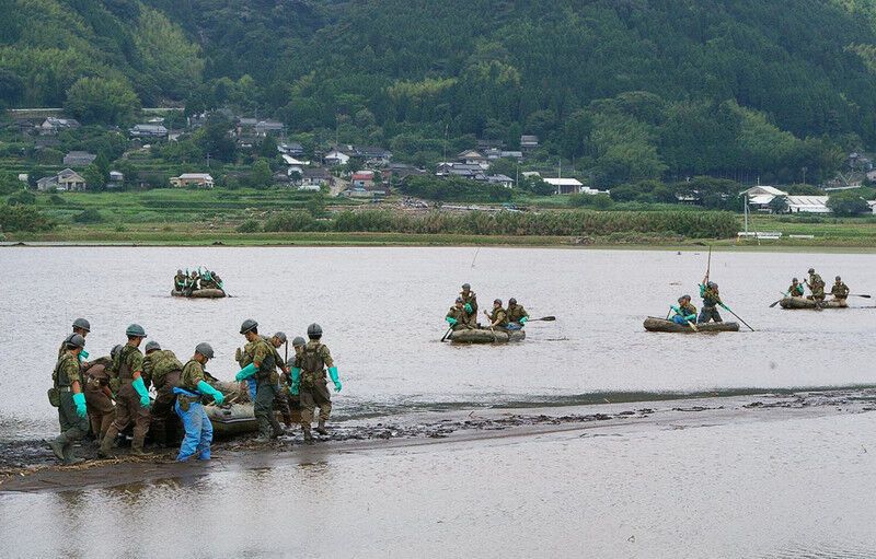 Постраждалим від повені в Японії допомагають з повітря