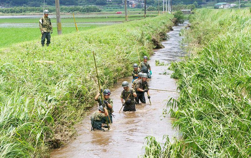 Постраждалим від повені в Японії допомагають з повітря