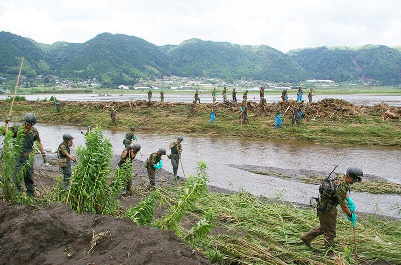 Постраждалим від повені в Японії допомагають з повітря