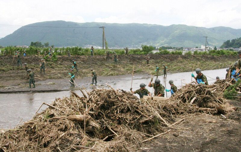 Постраждалим від повені в Японії допомагають з повітря