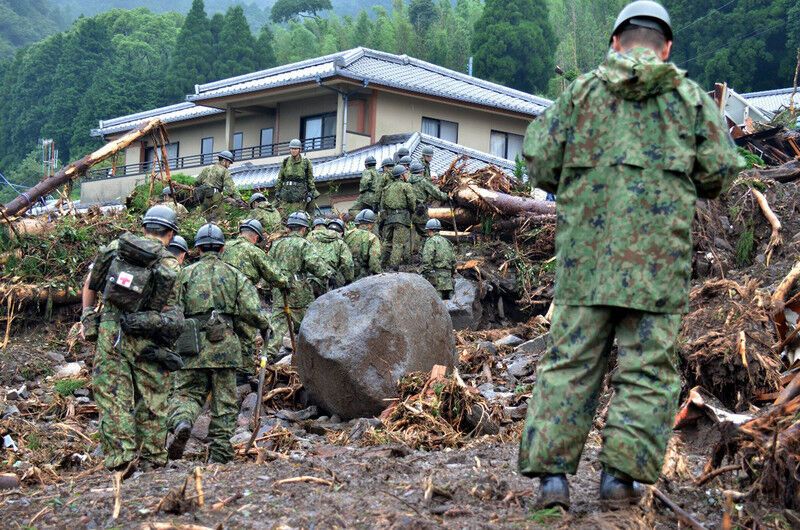 Постраждалим від повені в Японії допомагають з повітря