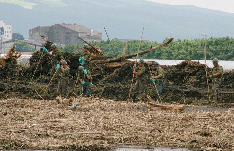 Постраждалим від повені в Японії допомагають з повітря
