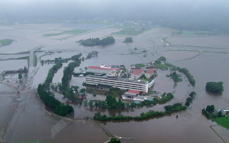 Постраждалим від повені в Японії допомагають з повітря