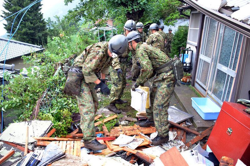Постраждалим від повені в Японії допомагають з повітря