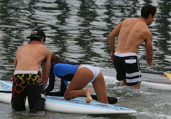 Логория научилась орудовать веслом в Малибу. Фото