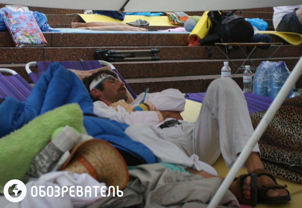 Український дім під дощем