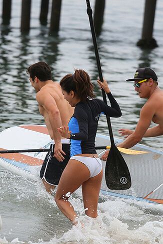 Логория научилась орудовать веслом в Малибу. Фото