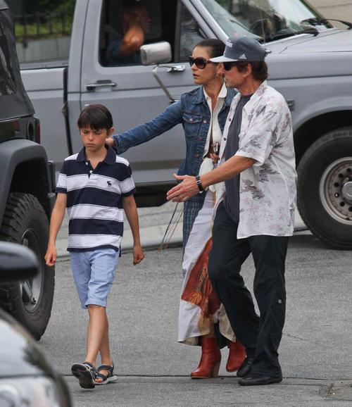 Зета-Джонс и Дуглас прогуливаются в Малибу. Фото