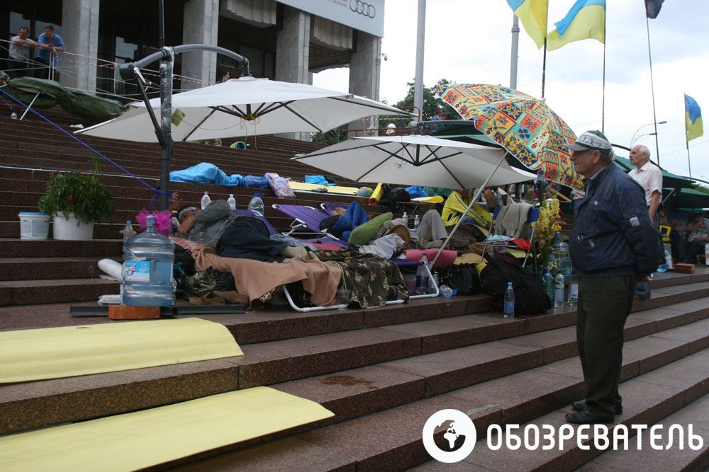 Український дім під дощем