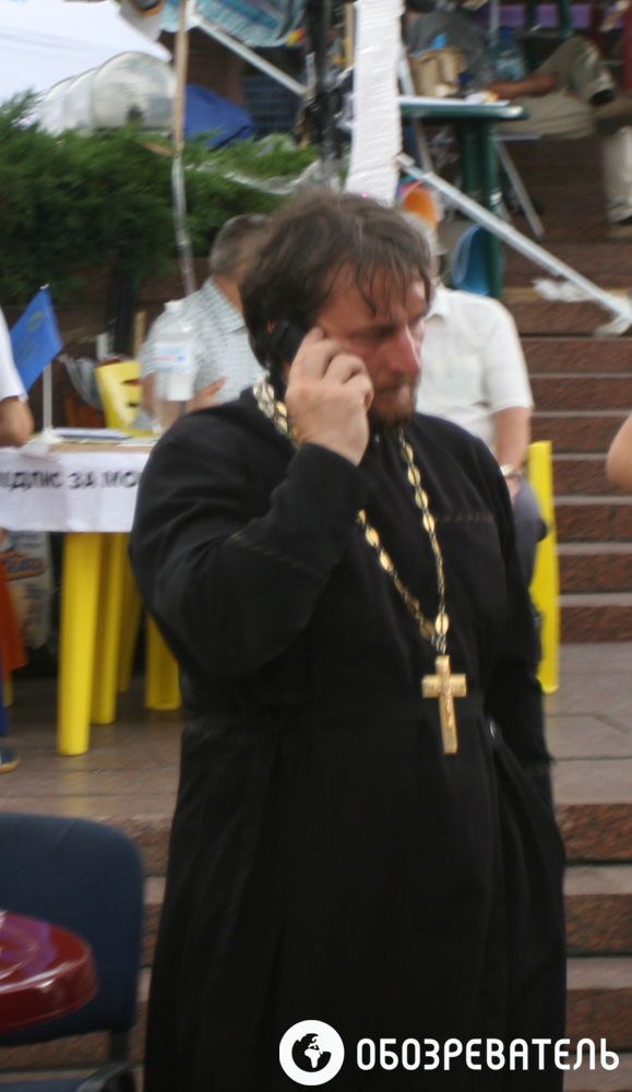 Український дім під дощем