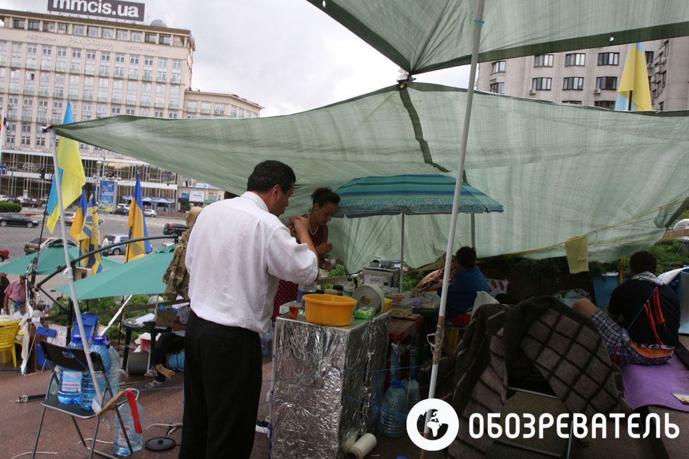 Український дім під дощем