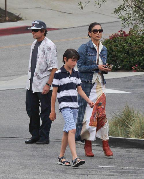 Зета-Джонс и Дуглас прогуливаются в Малибу. Фото