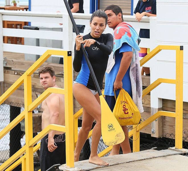 Логория научилась орудовать веслом в Малибу. Фото