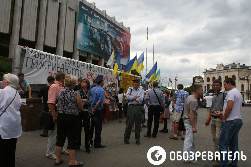 Український дім під дощем