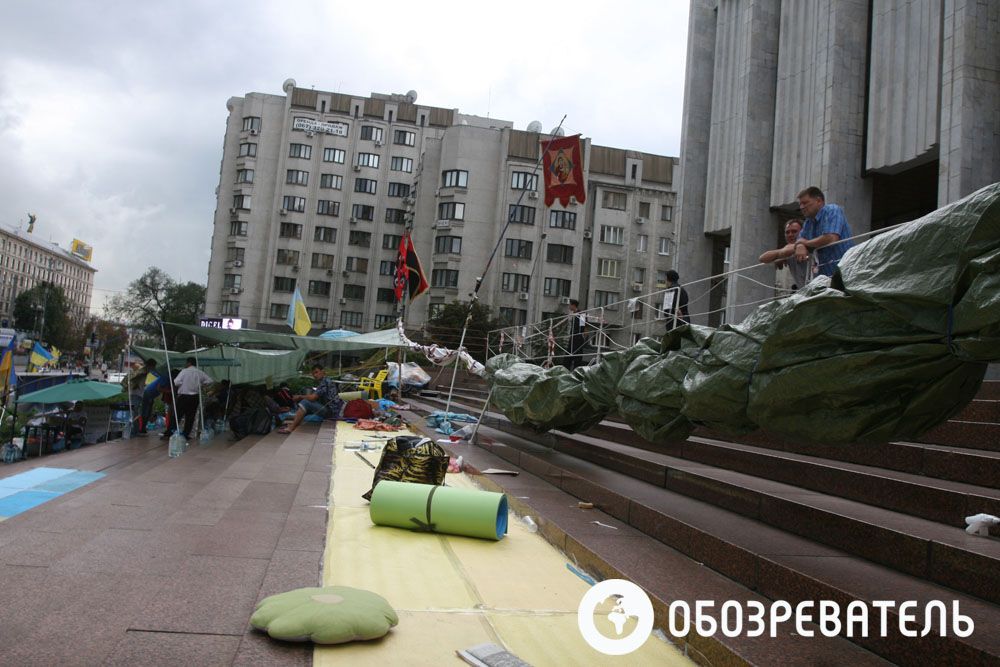 Український дім під дощем