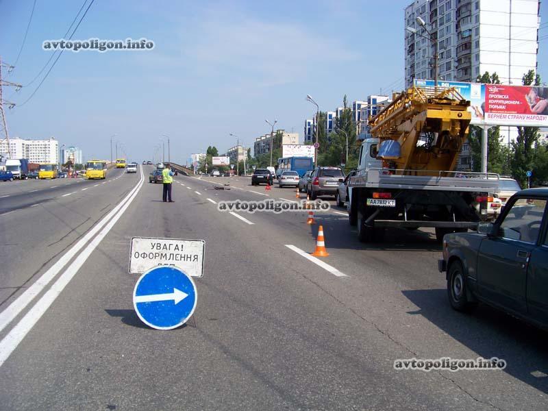 ДТП в Киеве: автомобиль оторвал ногу водителю-альпинисту. Фото  