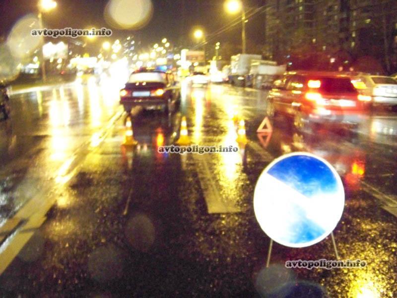 ДТП в Киеве: водитель "ВАЗа" сбил двух девушек на "зебре" и скрылся. Фото