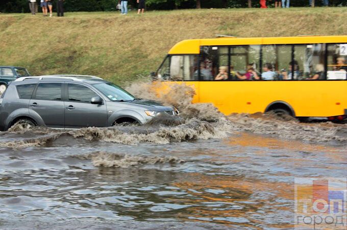 Сумы залило: автомобили глохли в воде