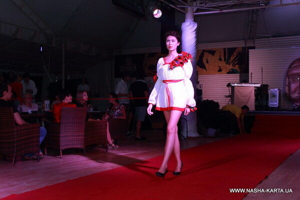 Мадонне подарят вышиванку с корсетом. Фото