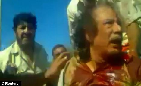В Интернете появилось видео издевательств над телом Каддафи