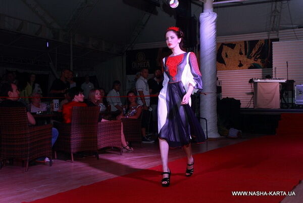 Мадонне подарят вышиванку с корсетом. Фото