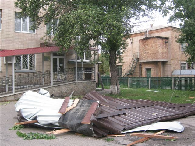 В Мироновке почти со всех многоэтажек снесло крыши