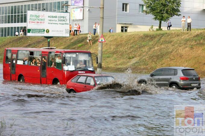 Сумы залило: автомобили глохли в воде