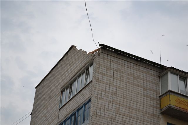 В Мироновке почти со всех многоэтажек снесло крыши