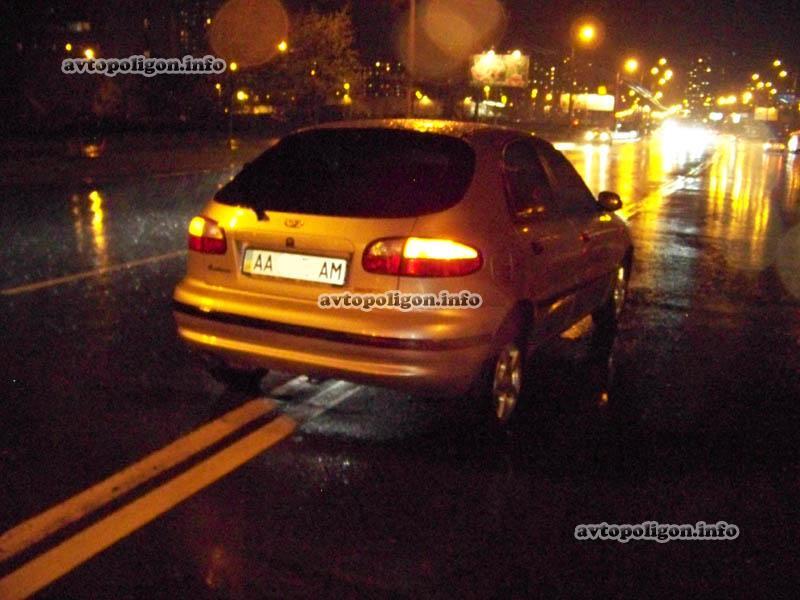 ДТП в Киеве: водитель "ВАЗа" сбил двух девушек на "зебре" и скрылся. Фото