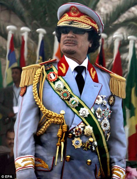 В Интернете появилось видео издевательств над телом Каддафи