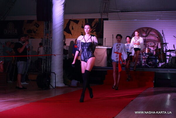 Мадонне подарят вышиванку с корсетом. Фото