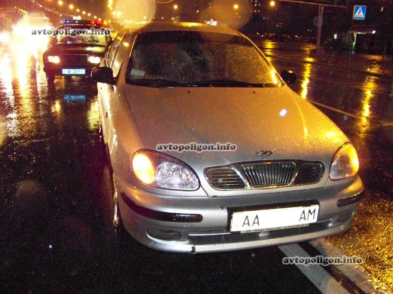 ДТП в Киеве: водитель "ВАЗа" сбил двух девушек на "зебре" и скрылся. Фото
