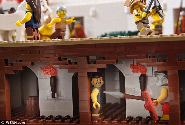 Копию римского Колизея собрали из 200 тыс. деталей "Лего"