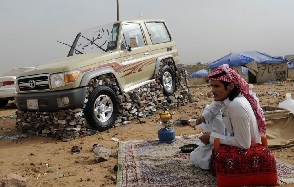 Арабы закладывают свои автомобили камнями. Фото 
