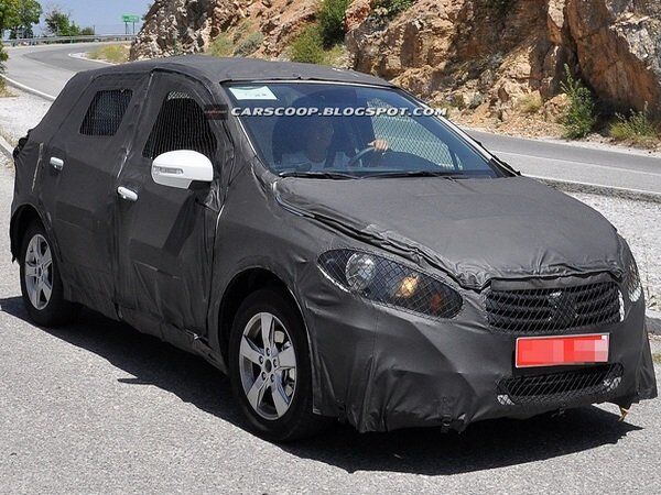Suzuki тестирует новое поколение SX4 - в плотном камуфляже. Фото