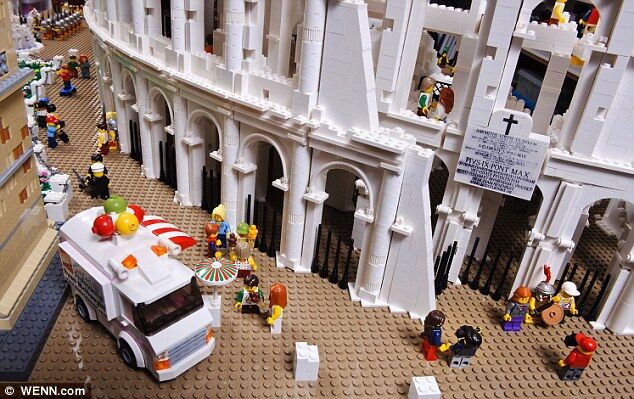 Копію римського Колізею зібрали з 200 тис. деталей "Лего"