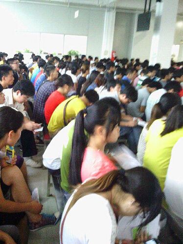 Тысячи китайцев с хорошим зрением пришли собирать iPhone 5. Фото  