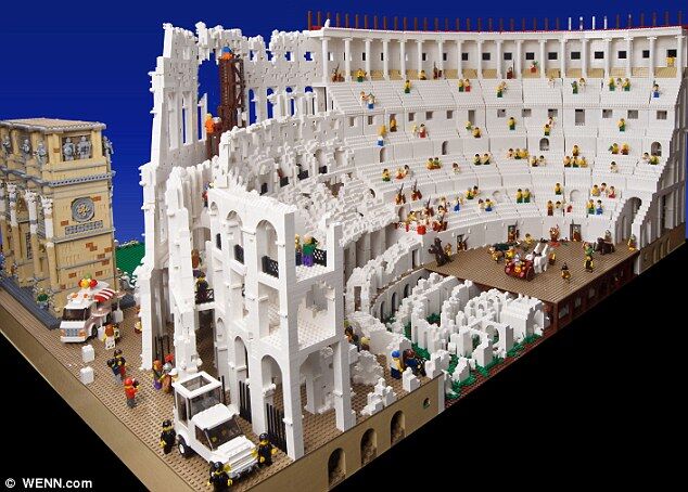 Копию римского Колизея собрали из 200 тыс. деталей "Лего"