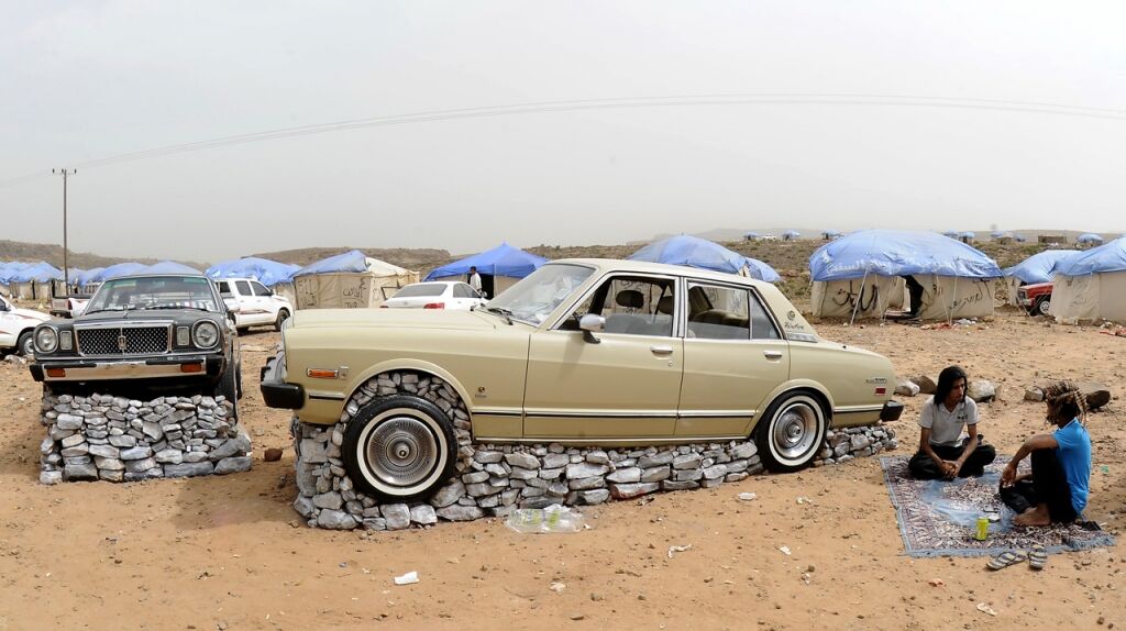 Арабы закладывают свои автомобили камнями. Фото 