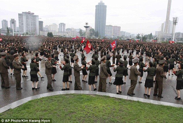 Тысячи военных танцевали на улицах Пхеньяна в честь своего лидера